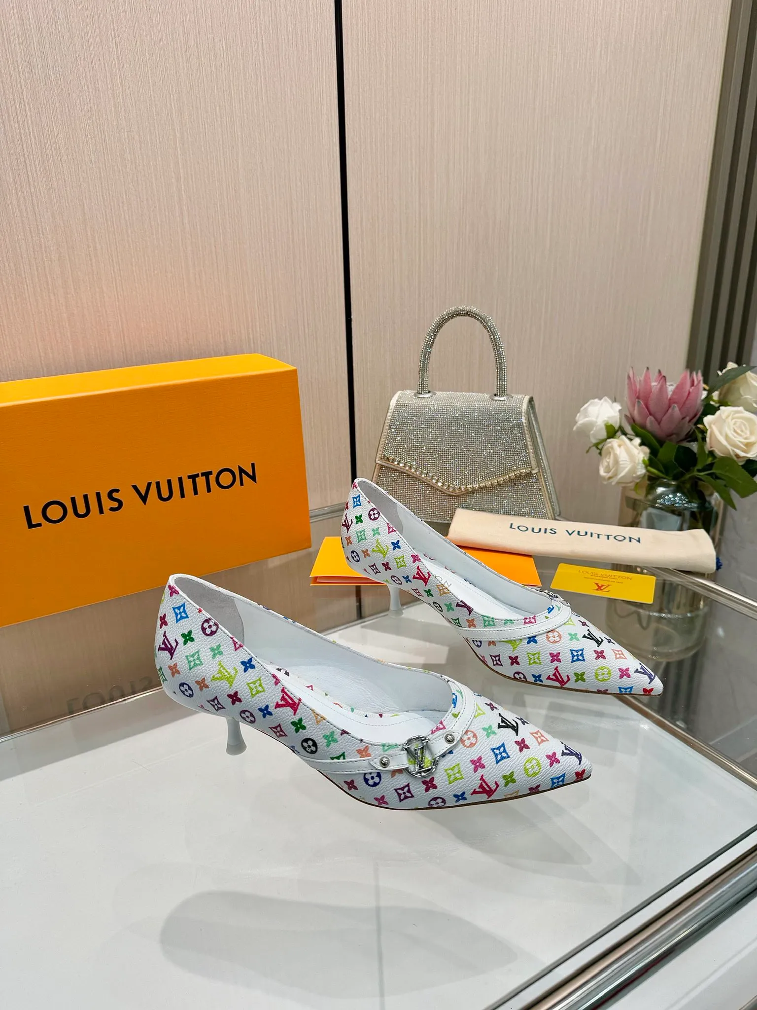 👟👟Ex-factory price 640👟👟Purchase level], Louis Vuitton 2025 official website early spring series! Perfect last shape, new pointed toe🆕, the official website is updated simultaneously. The small pointed toe is matched with a hollow leather strip and a small square buckle to adjust the elasticity. LV hardware "logo" is embellished. It is full of details and a visual feast. 💯It is difficult to conceal the elegant temperament of LV. It is comfortable and easy to wear, and full of femininity. The new original reverse mold last has the ultimate 1:1 shape, exquisite workmanship, and imported high-end fabrics showing exquisite texture! Fabric: Imported lambskin, cow patent leather/Presbyopia/denim. High-quality soft sheepskin lining. Feet: imported goatskin, Italian genuine leather outsole. 5.5 lacquered heels. Number of yards: 34-41 (34.40, 41, customization is non-returnable and non-exchangeable)